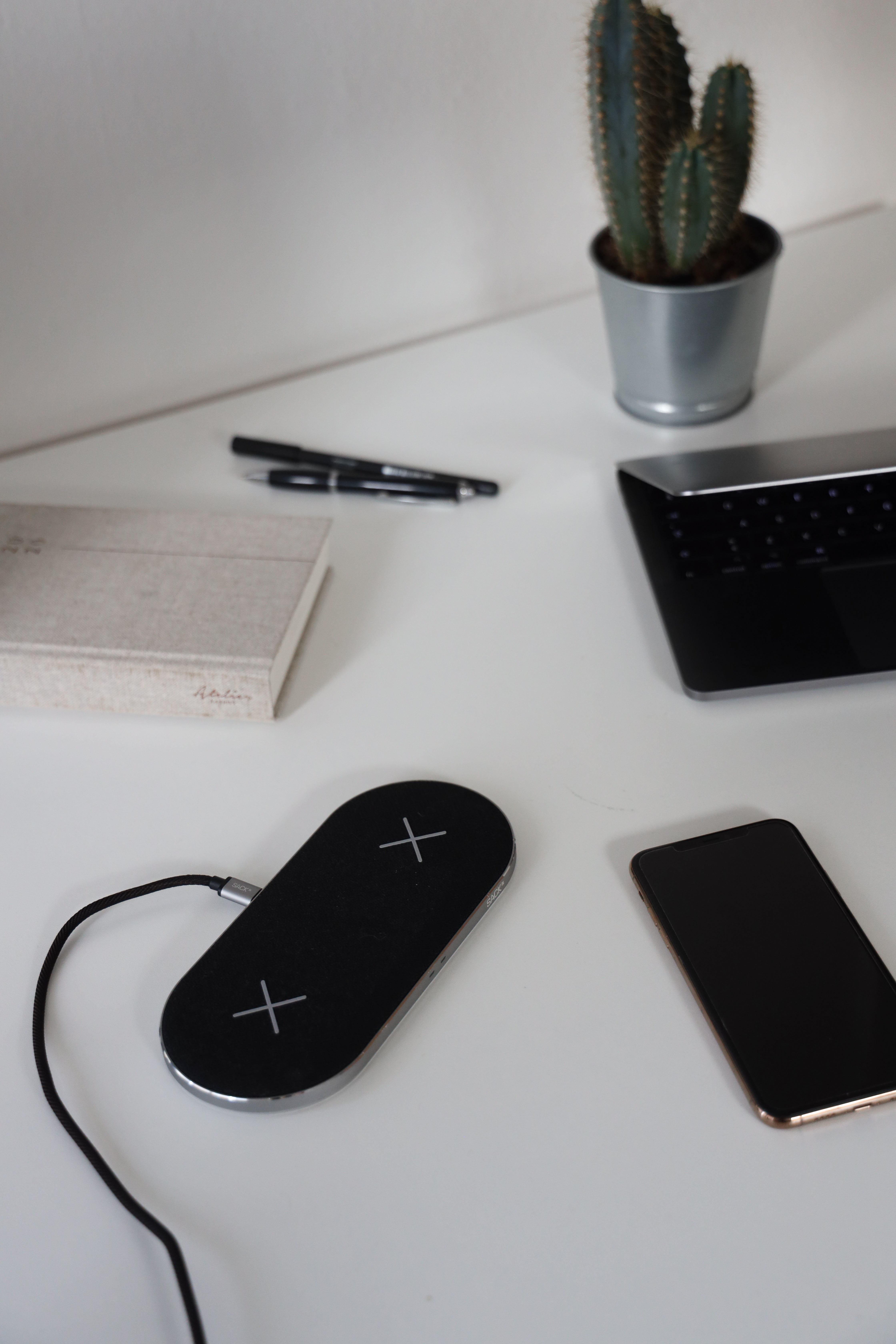 

CHARGEit Dual Dock Care Black